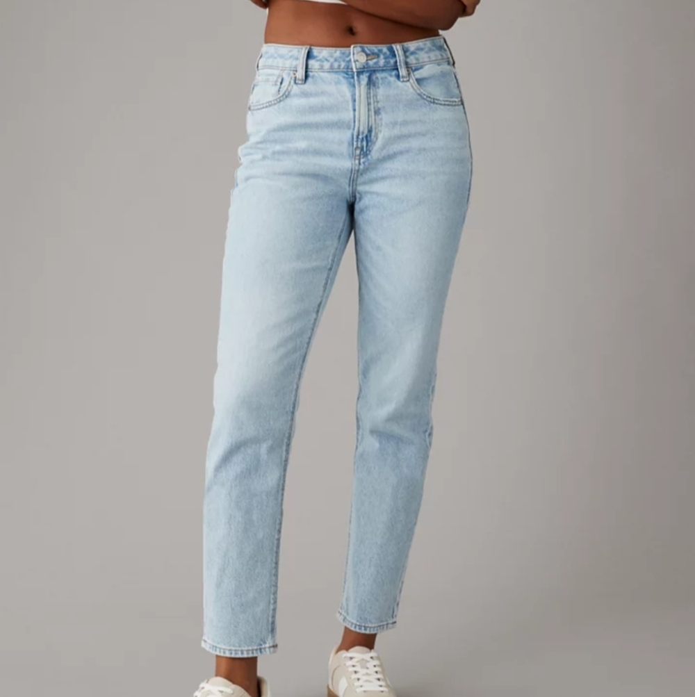 American Eagle Strigid Mom Jeans Size 6 Regular Blue Breeze